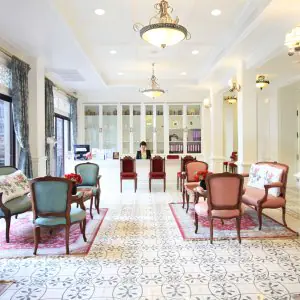 Área de recepción en Lelux Hospital Bangkok con asientos de estilo vintage elegante