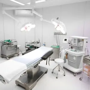Quirófano moderno en Lelux Hospital con equipo quirúrgico avanzado
