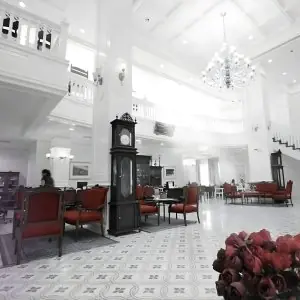 Elegante área de recepción en Lelux Hospital Bangkok con lámpara de araña y decoración clásica