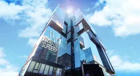 واجهة زجاجية حديثة لعيادة VG Plastic Surgery في سيول، كوريا الجنوبية