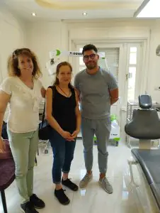 Sala de tratamiento dental en BMC Dental Klinik con personal y equipo moderno X-Guide