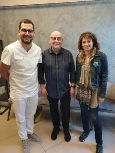 Personal y pacientes de BMC Dental Klinik en sala de espera moderna
