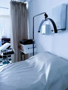 غرفة علاج مزودة بمعدات طبية حديثة في مركز الطب التجديدي د. أبراهام ميرندا