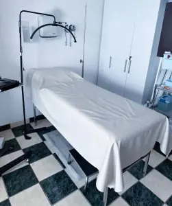 غرفة علاج في مركز الطب التجديدي د. أبراهام ميرندا مع معدات طبية