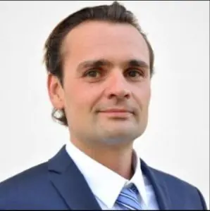 Empleado masculino con traje formal en BMC Dental Klinik