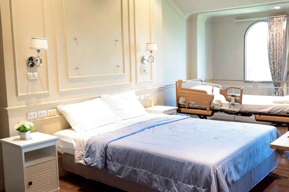 Палата для пациентов в Panacee Hospital Rama2 с современной кроватью и оборудованием
