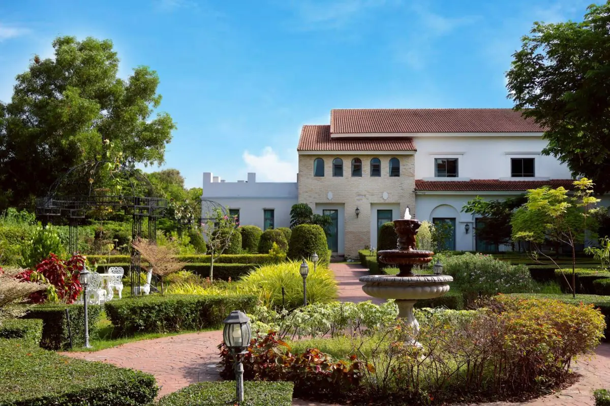 Внешний вид Panacee Hospital Rama2 с ландшафтным садом и фонтаном в Бангкоке