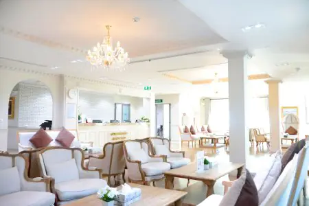 Recepción y sala de espera en Panacee Hospital Rama2, Bangkok, interior elegante