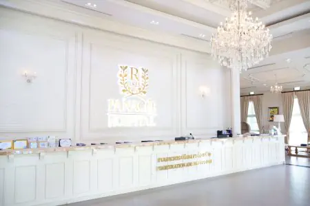 Recepción en Panacee Hospital Rama2, interior elegante con lámpara de araña