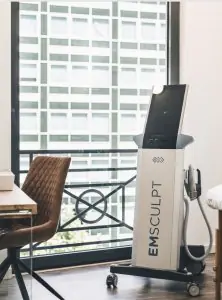 Dispositivo EMSCULPT para contorno corporal en Corporación Dermoestética