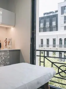 Sala de tratamientos en Corporación Dermoestética con vista a la ciudad, interior moderno