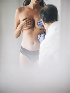 Cirujano plástico marcando a paciente para cirugía mamaria en Corporación Dermoestética
