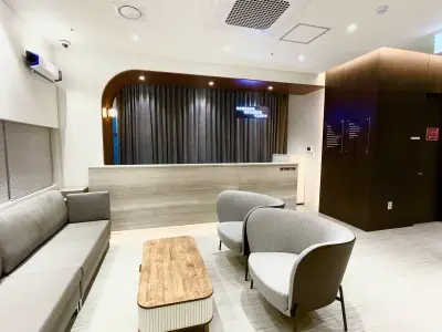 Área de recepción en Samsung Balance Clinic con asientos modernos y mostrador de información