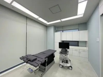 Sala de exámenes en Samsung Balance Clinic con ecógrafo y camilla