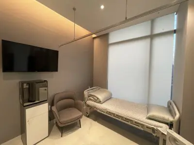 Habitación de paciente en Samsung Balance Clinic con cama hospitalaria y comodidades modernas