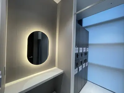 Vestuario con taquillas y espejo iluminado en Samsung Balance Clinic