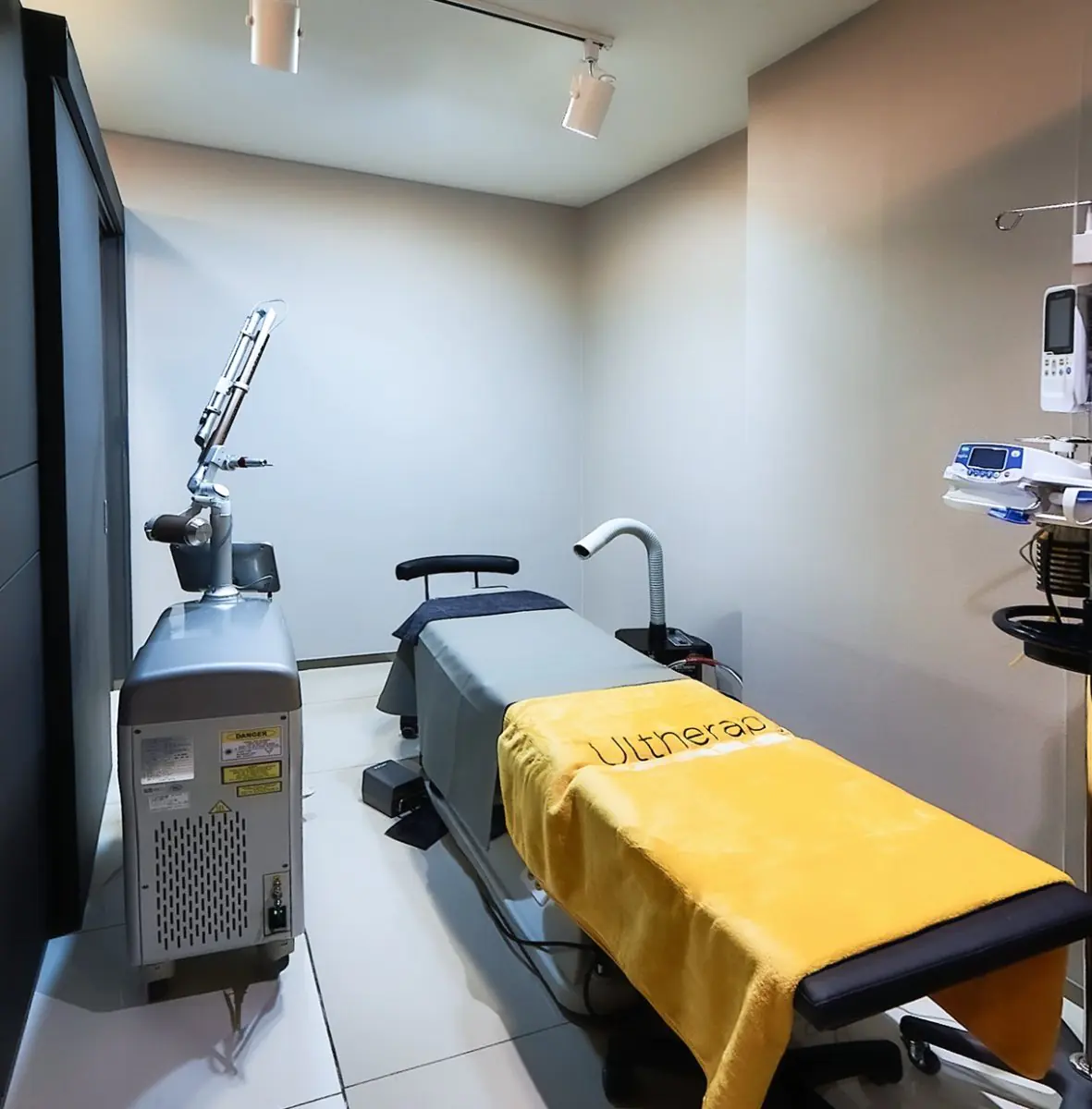 Кабінет лазерної терапії в клініці Gangnam Dawoom, Сеул із сучасним обладнанням