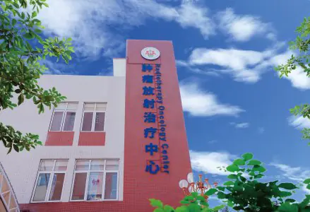 Fachada del Centro de Oncología Radioterápica en el Hospital Jinshazhou, Guangzhou, China