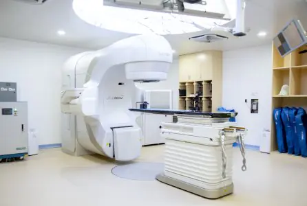 Sala de radioterapia con acelerador lineal TrueBeam en Jinshazhou Hospital, Guangzhou