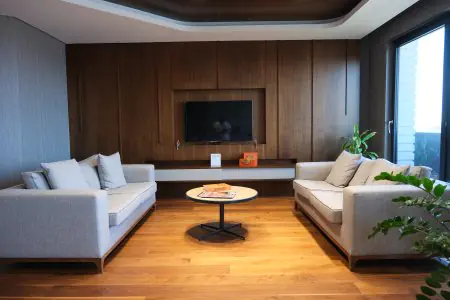 Modern waiting room at Soraca Med clinic with sofas and wooden decor
