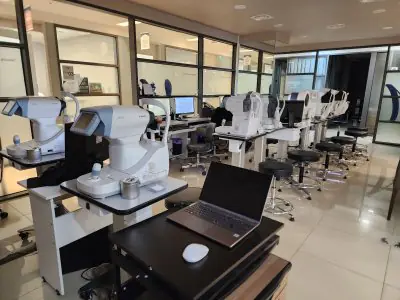 غرفة تشخيص طب العيون في عيادة Samsung Miracle Eye مزودة بأجهزة فحص العين المتقدمة