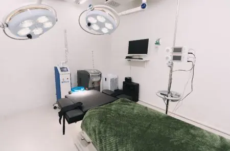 Quirófano moderno con equipo médico avanzado en la clínica INIQUE