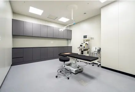 غرفة عمليات حديثة في AB PLASTIC SURGERY مزودة بمعدات جراحية متقدمة