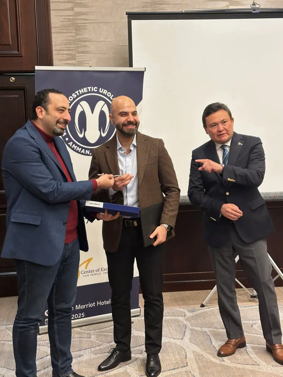 Doctors at Uroaesthetic Amman event receiving medical award