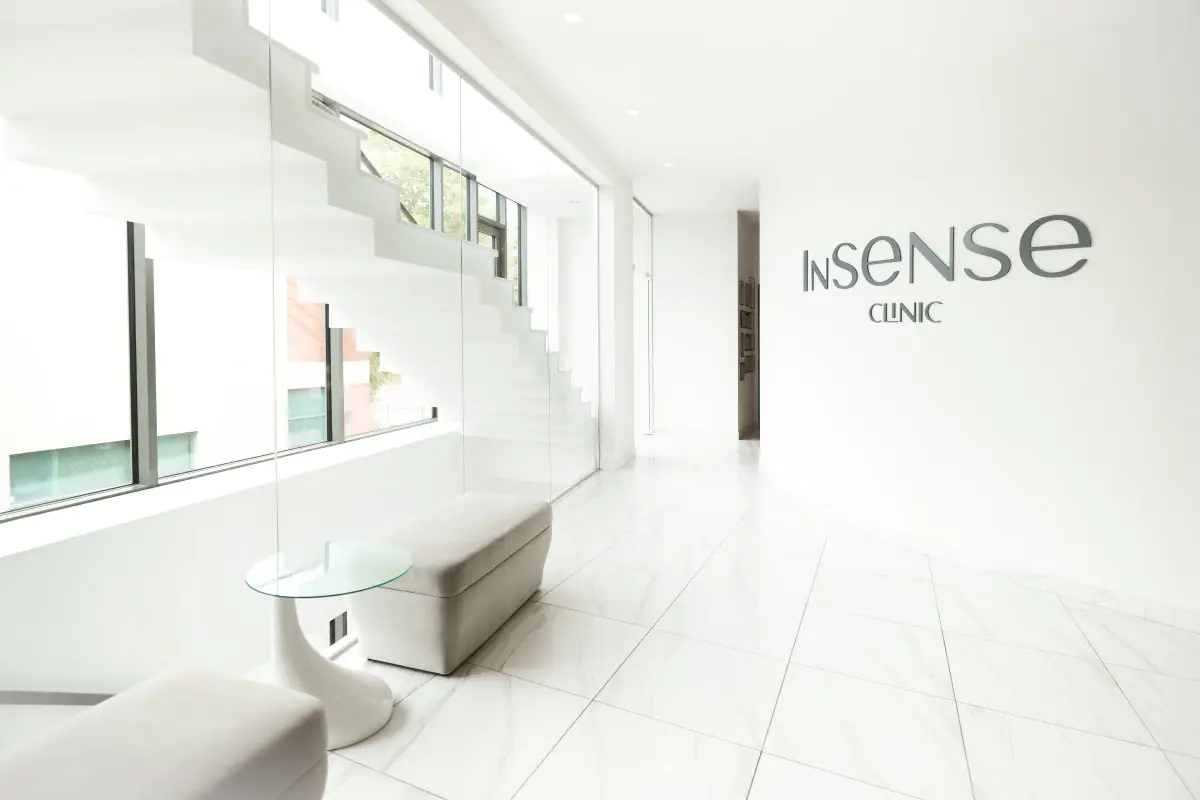 Nowoczesna poczekalnia w InSense Clinic z minimalistycznym designem i naturalnym światłem