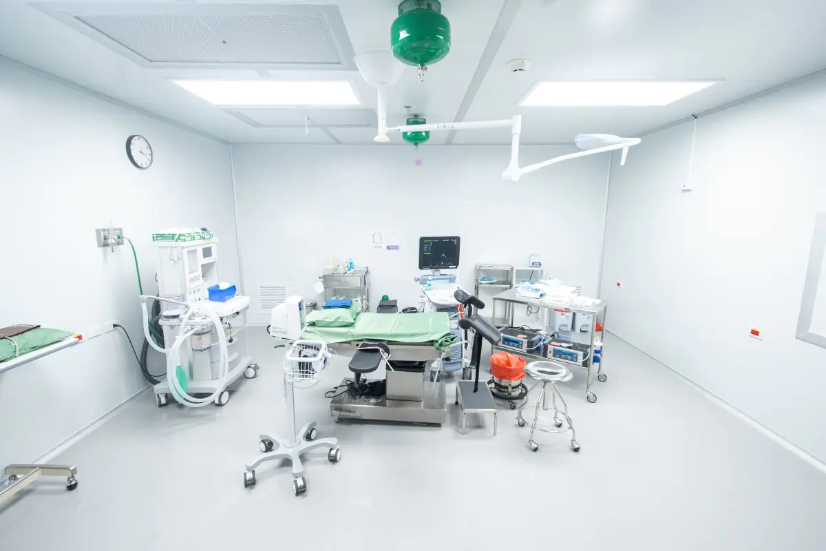 Bloc opératoire moderne avec équipements médicaux avancés à LRC Fertility Clinic