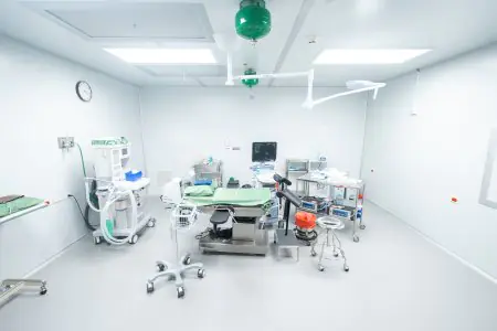غرفة عمليات حديثة مزودة بأجهزة طبية متطورة في LRC Fertility Clinic