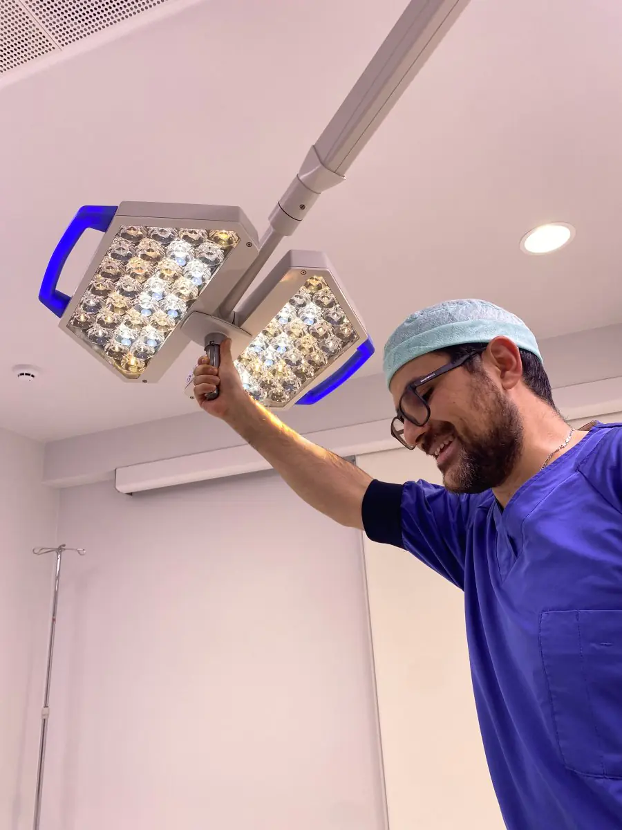 Chirurg stellt OP-Leuchten im Operationssaal der Zarina Clinic ein