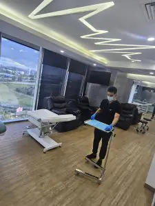 Sala de tratamiento moderna en Dr. Irwin Abad Medicina Estética y Regenerativa, México