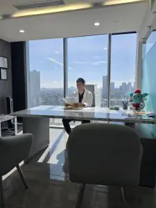 Consultorio médico en Dr. Irwin Abad Medicina Estética y Regenerativa con vista a la ciudad