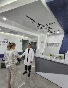 Recepción de la clínica Trinity Stem Cells con médico saludando a paciente