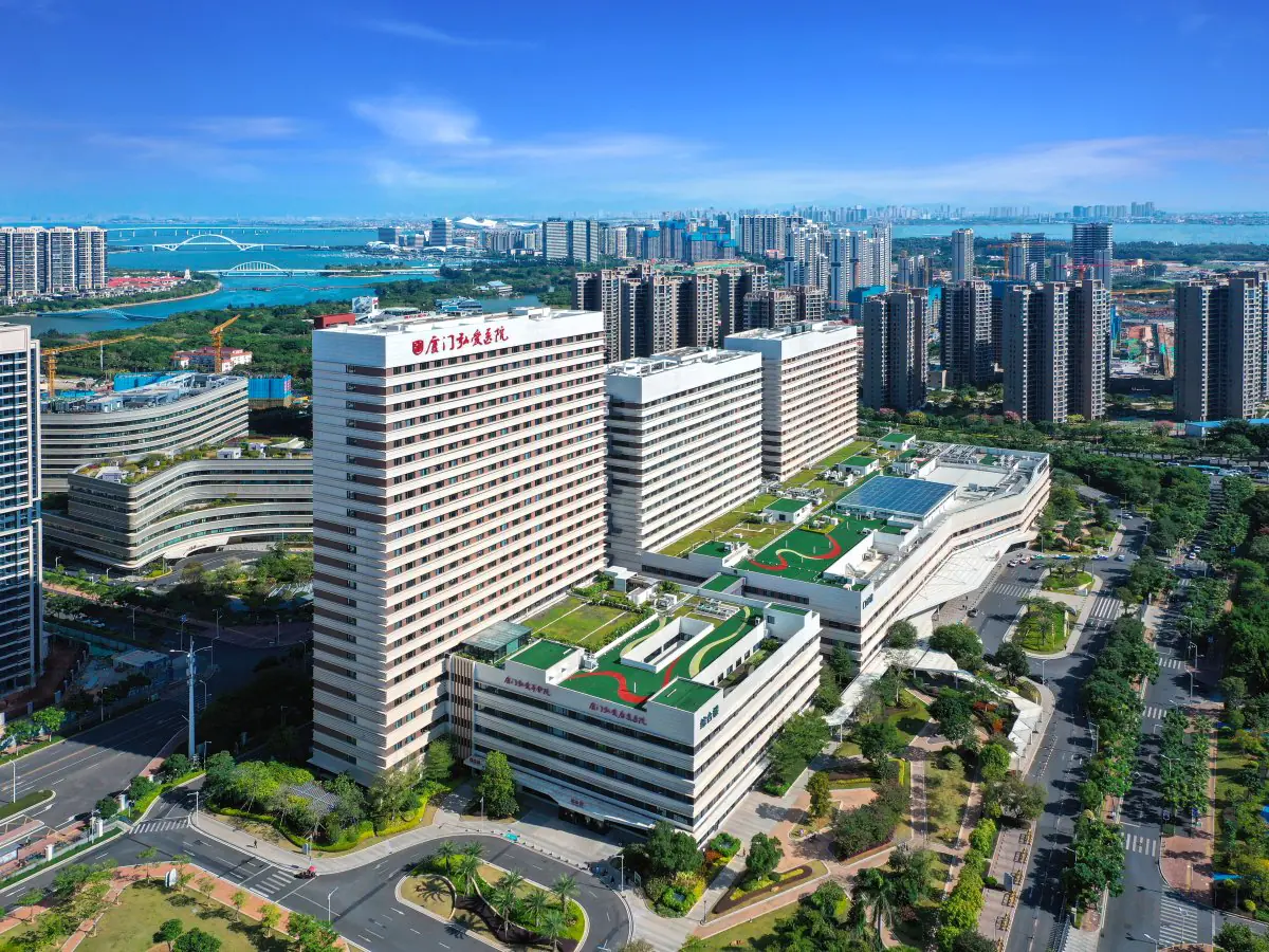 Modernes Klinikgebäude des Xiamen Humanity Hospital in Xiamen, China