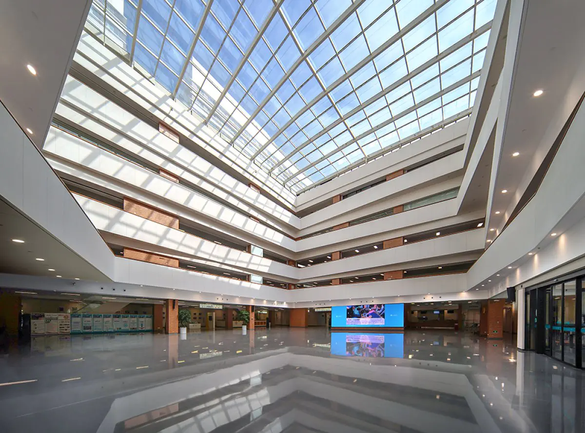 Großzügiges, modernes Atrium im Xiamen Humanity Hospital mit Glasdach in China