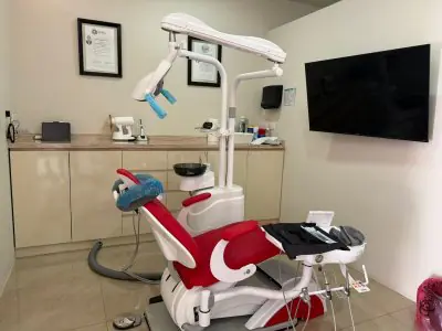 غرفة علاج أسنان حديثة في عيادة RO Dental Clinic مزودة بمعدات متطورة