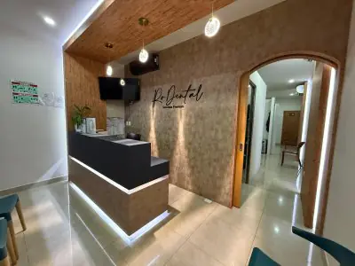 منطقة الاستقبال في عيادة RO Dental بتصميم حديث ومقاعد انتظار