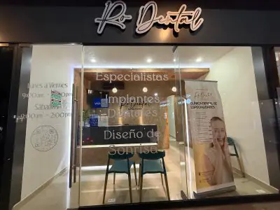 واجهة عيادة RO Dental الزجاجية ولافتة العيادة في المكسيك