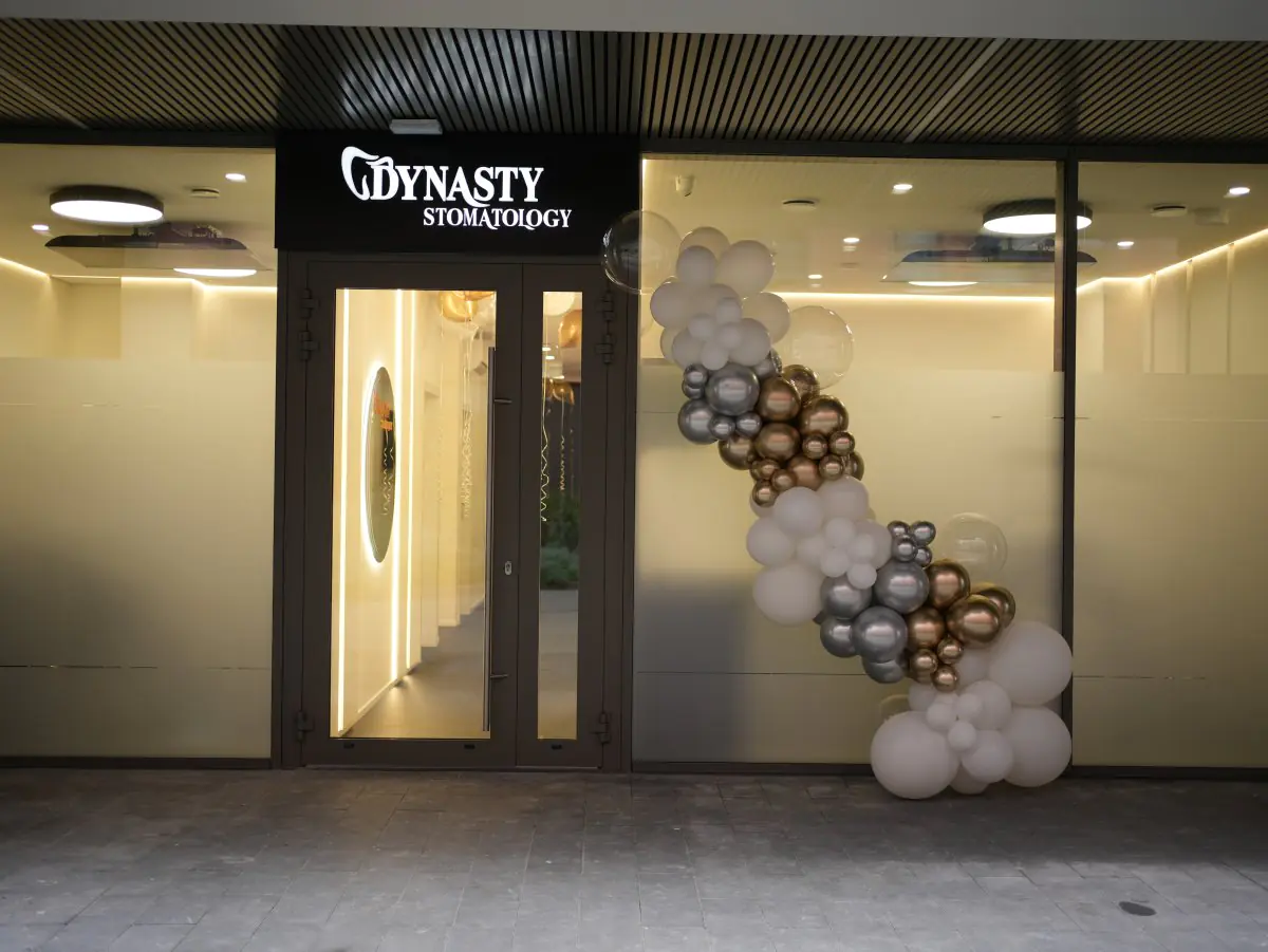 مدخل عيادة Dynasty Stomatology في كراكوف مع زينة بالونات احتفالية