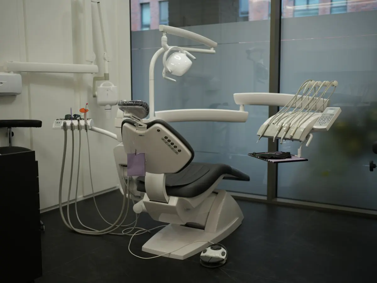 غرفة علاج أسنان حديثة في Dynasty Stomatology كراكوف مع معدات متقدمة