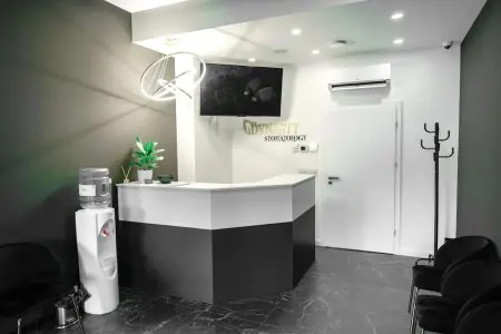 منطقة الاستقبال في عيادة Dynasty Stomatology كراكوف بتصميم حديث وكراسي انتظار