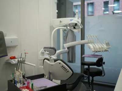 غرفة علاج أسنان بمعدات حديثة في عيادة Dynasty Stomatology كراكوف