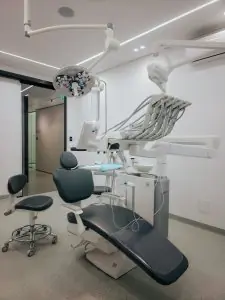 غرفة علاج أسنان حديثة بمعدات متطورة في عيادة Unident