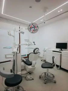 غرفة علاج أسنان حديثة بمعدات متطورة في عيادة Unident