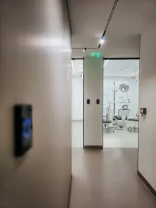 غرفة علاج أسنان بمعدات حديثة في عيادة Unident