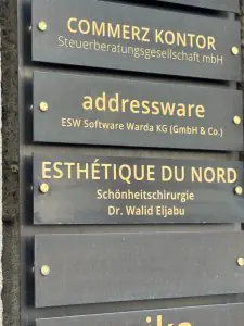 لافتة عيادة Esthétique du Nord مع تفاصيل جراحة التجميل في ألمانيا