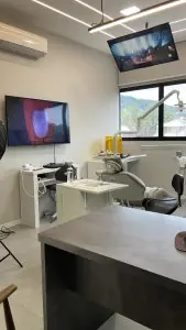 غرفة علاج أسنان حديثة في عيادة European Valley Health بمعدات متطورة