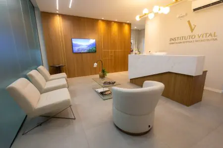 منطقة استقبال عيادة Instituto Vital لطب الأسنان بمقاعد وديكور حديث